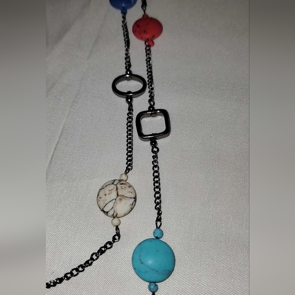 Gunmetal necklace with open shapes adorned with jasper, turquoise, and howlite. - Picture 5 of 9